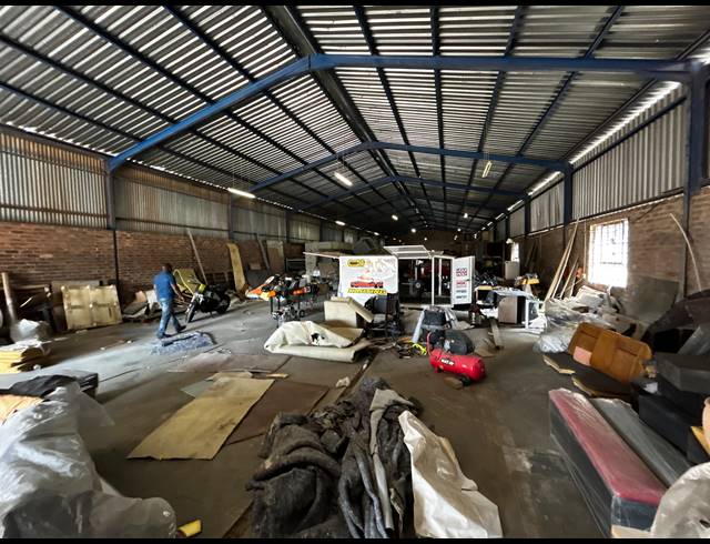 700M² WAREHOUSE TO LET IN KEW